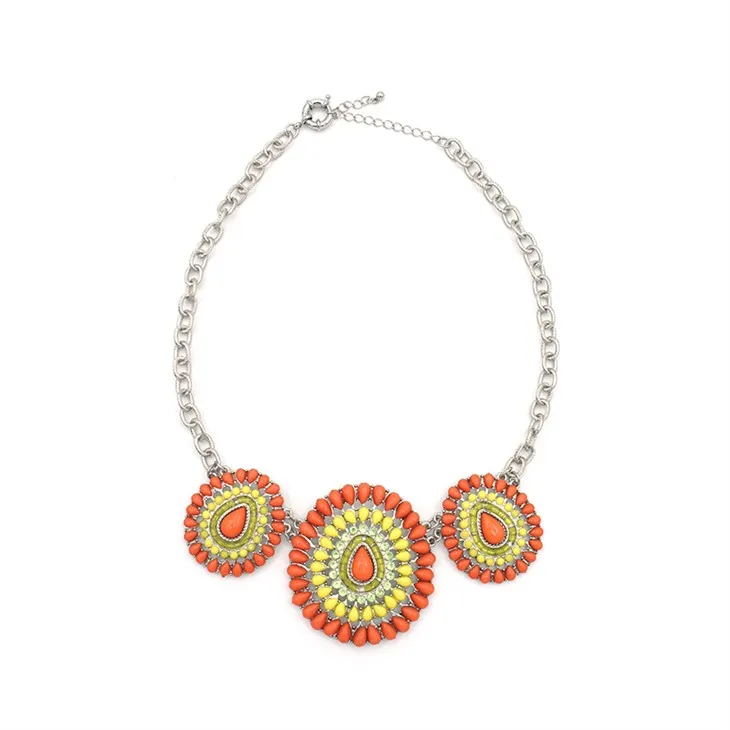 মোহনীয় নেকলেস