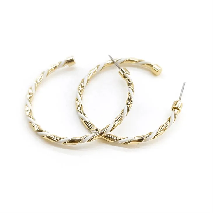 গোল্ড টেক্সচার চার্ম কানের দুল