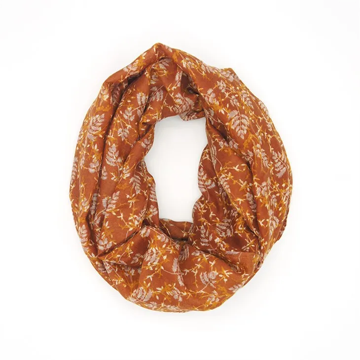 মহিলাদের জন্য লাল ফুলের স্কার্ফ